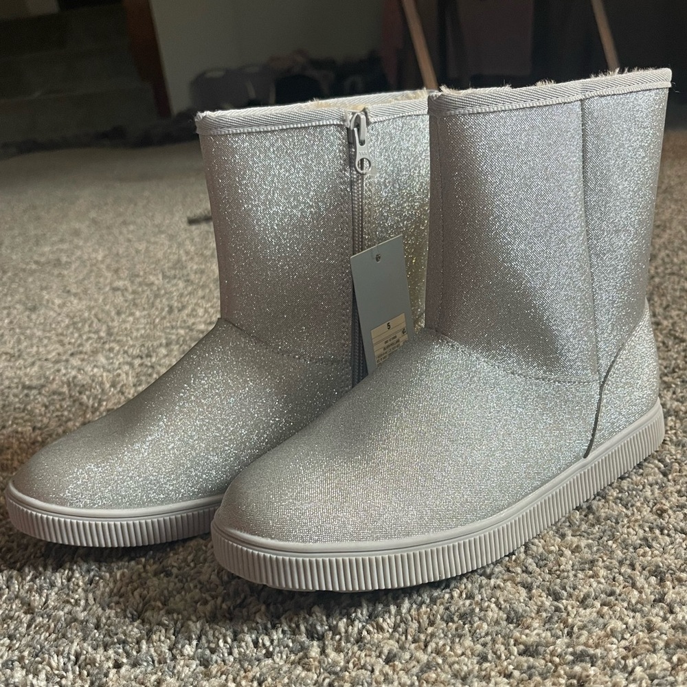 NWT Cat & Jack Girls Shearling Ankle Boots - Size 5